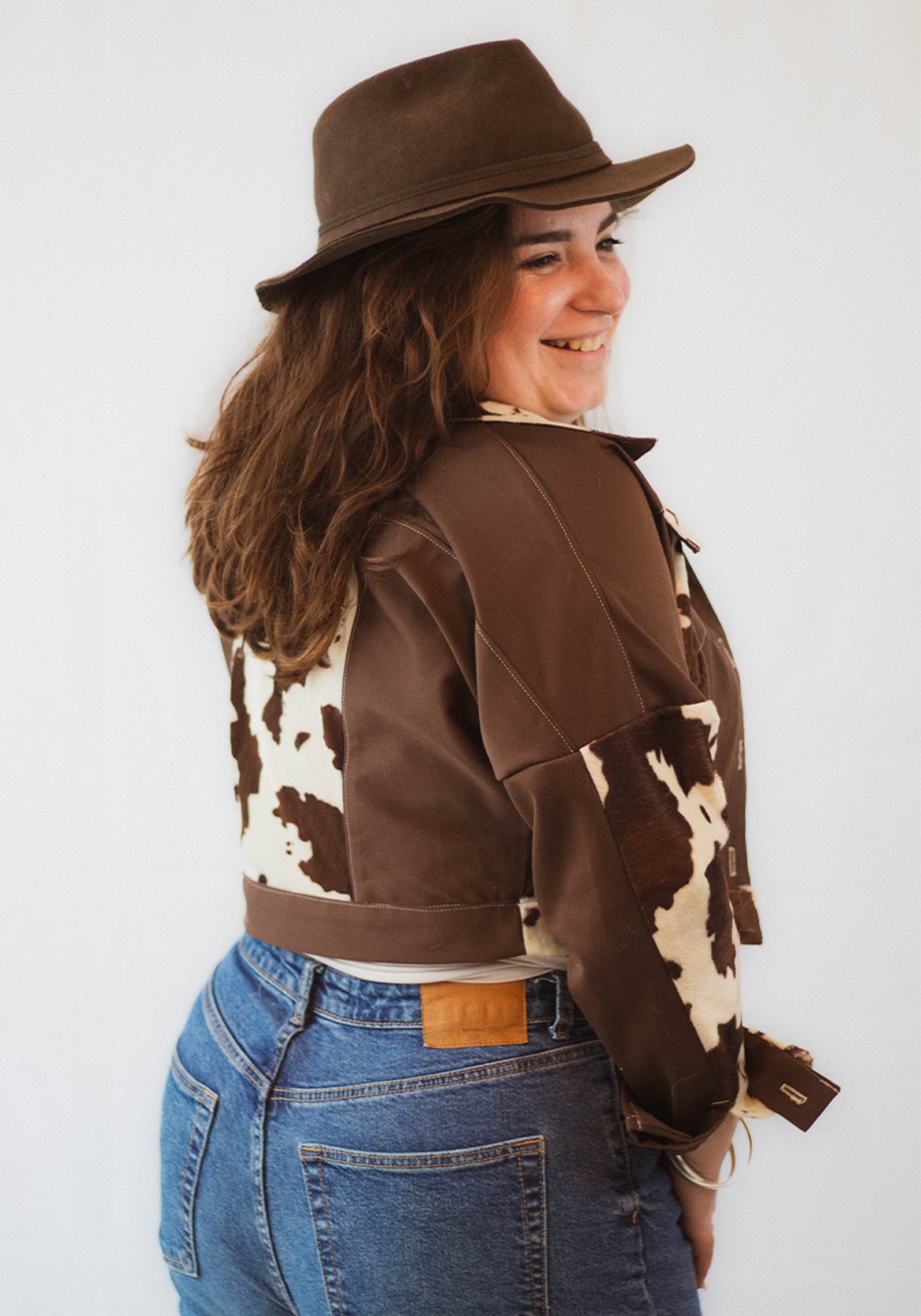 Avec son jeu d'empiècements, Carole offre une infinité de possibilités et te garantie d'avoir une pièce vraiment unique. Cette veste saura donner du caractère à ta tenue la plus basique !