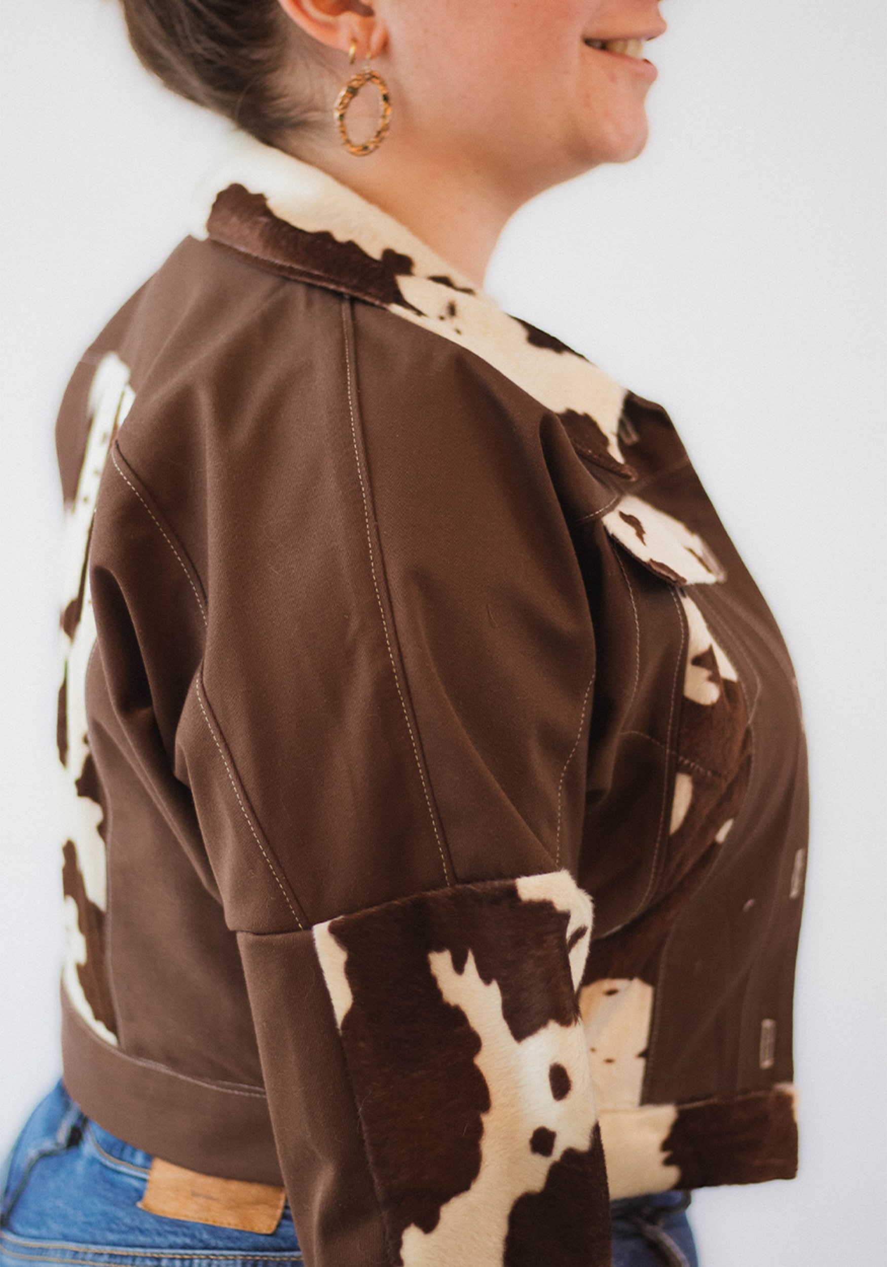 Avec son jeu d'empiècements, Carole offre une infinité de possibilités et te garantie d'avoir une pièce vraiment unique. Cette veste saura donner du caractère à ta tenue la plus basique !