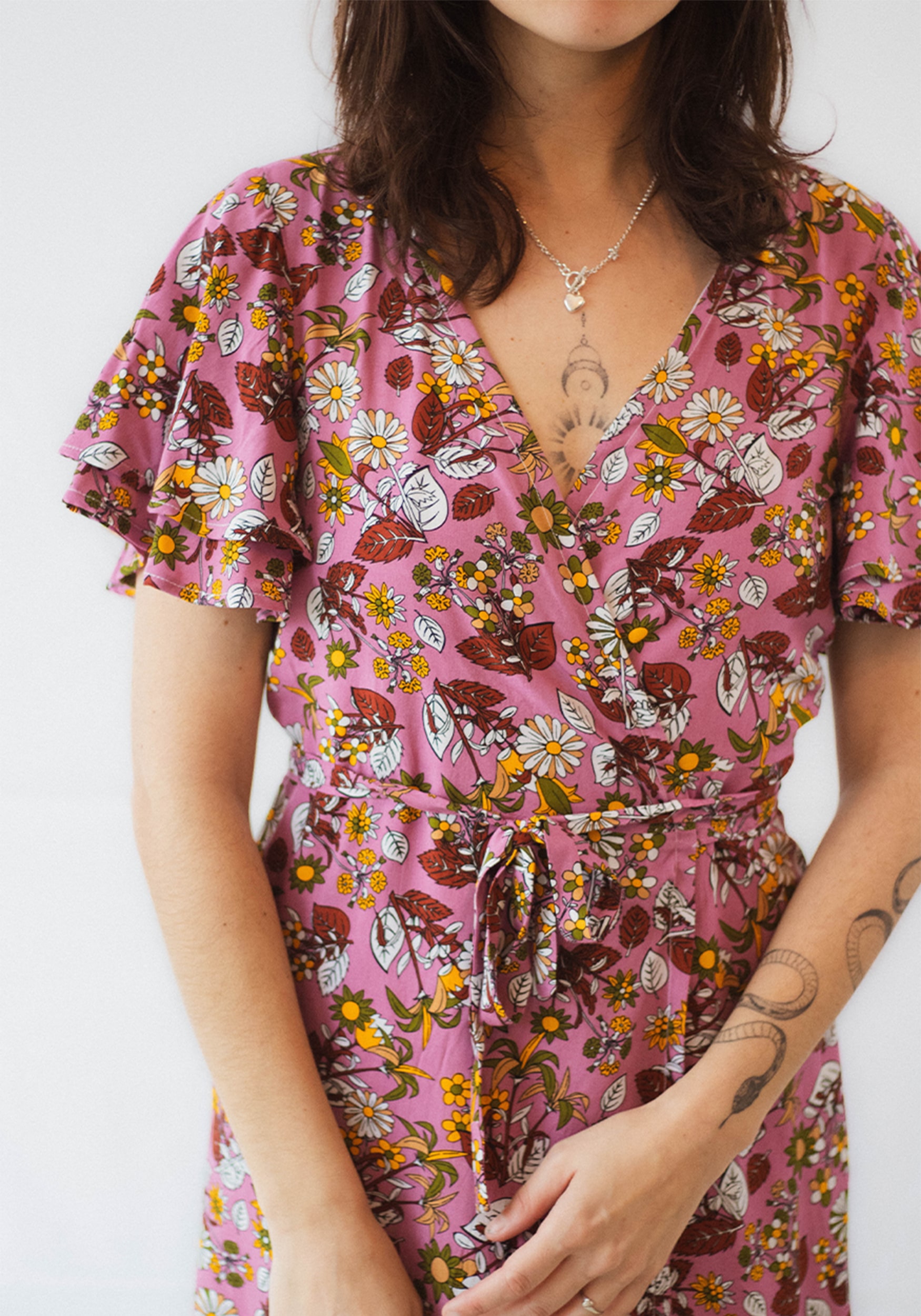 La robe 'Alice' est une robe portefeuille qui peut se nouer de gauche à droite comme de droite à gauche grâce à ses petites ouvertures de chaque côté. Alice est sage, mais pas trop : la taille est marquée, les hanches sont soulignées grâce à sa coupe légèrement ajustée. Les manches papillon apportent une touche de romance à la tenue. Selon la matière utilisée, le tombé de la robe peut être différent. Avec sa coupe intemporelle, Alice est une robe tout aussi versatile que ton style.