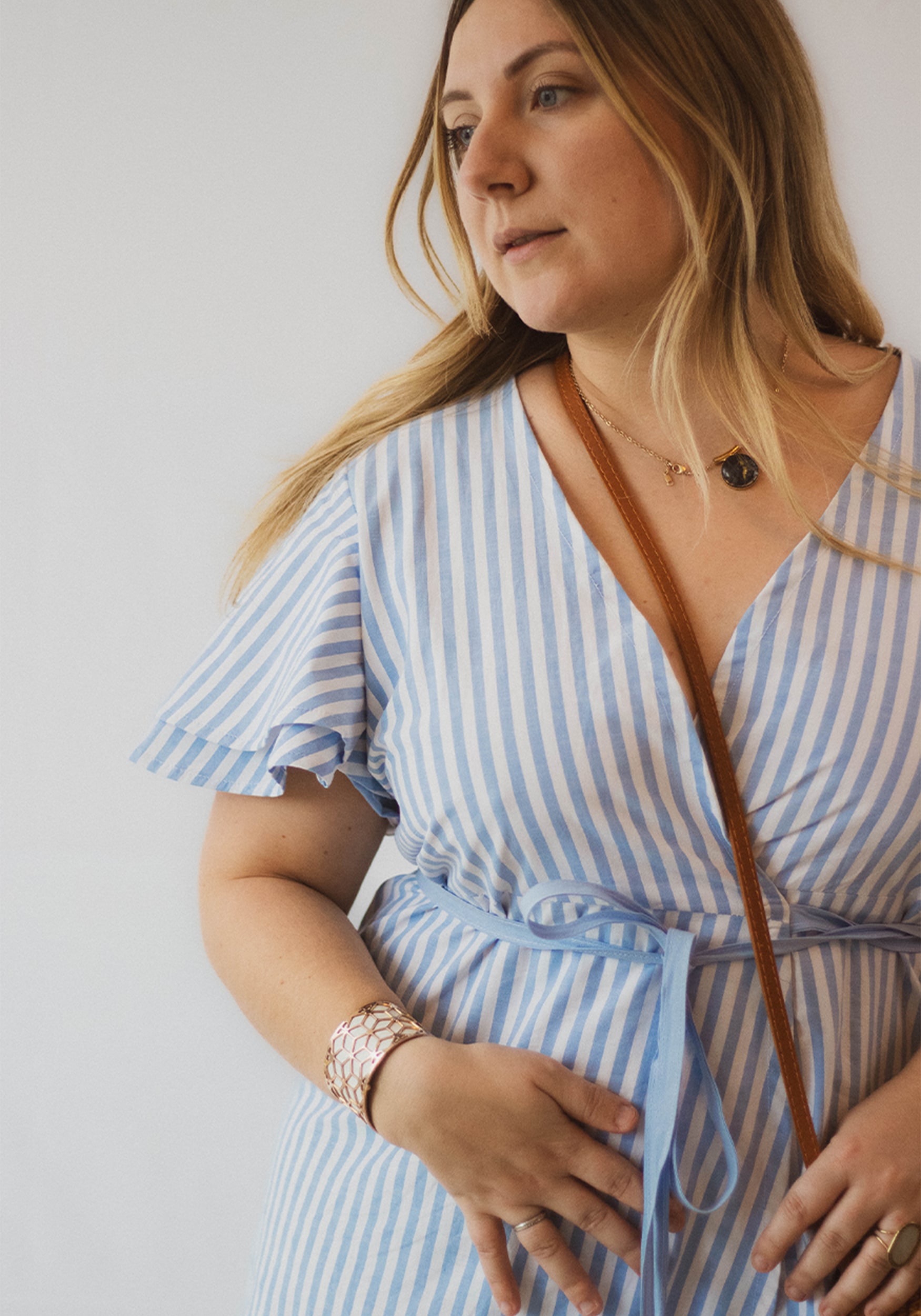 La robe ' Alice ', coupe portefeuille, longueur genoux et doubles manches papillons.