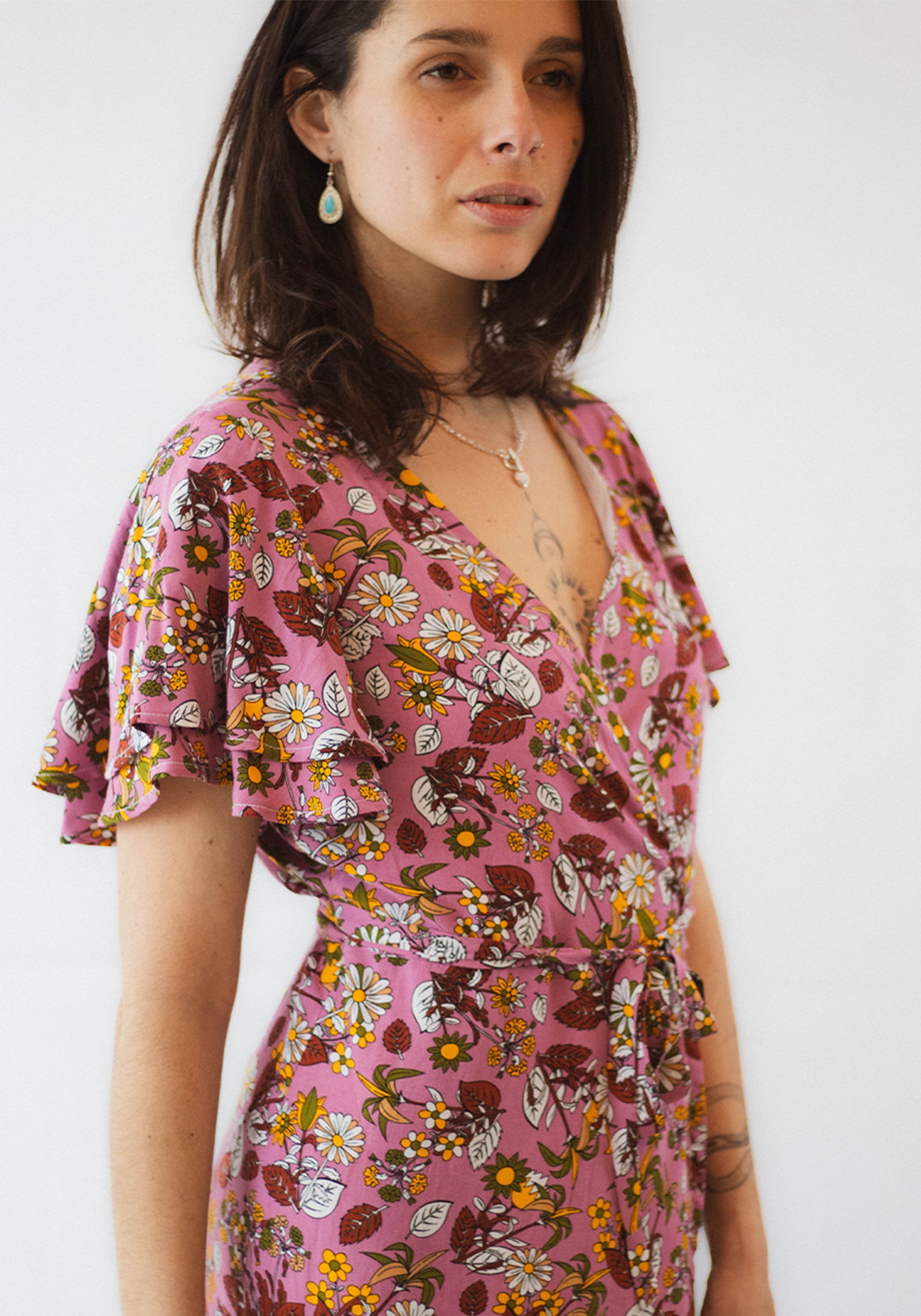 La robe ' Alice ', coupe portefeuille, longueur genoux et doubles manches papillons.